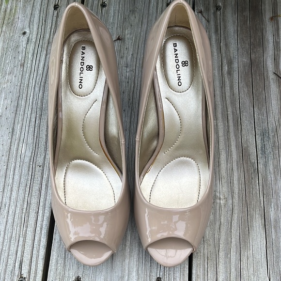 Bandolino peep-toe glossy tan shoes 6W - Picture 3 of 10
